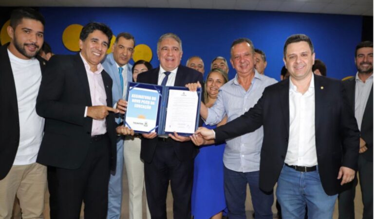 Em ato histórico, governador Laurez Moreira sanciona novo PCCR da Educação e garante valorização da categoria após 10 anos de espera