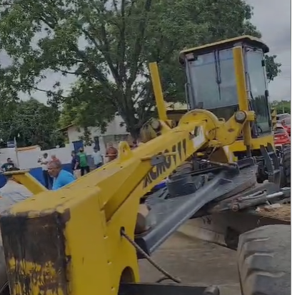 ARAGUATINS: Em atitude autoritária, Aquiles da Areia fecha vias públicas para impedir trabalho de agentes de trânsito