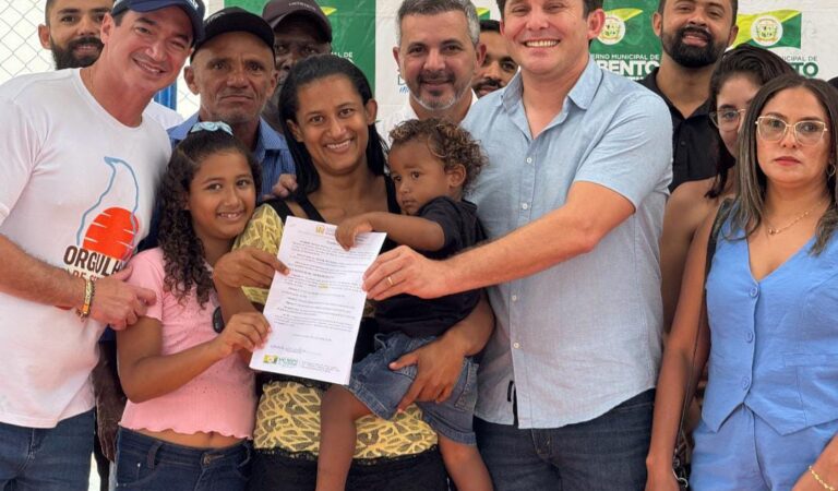 SÃO BENTO: Durante 34° aniversário, Paulo Wanderson entrega 25 novas unidades habitacionais