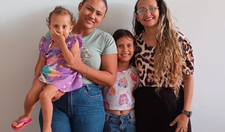 ARAGUATINS: Juliana Helmer se reúne com Jacqueline Adriane, e desmente interrupção de abastecimento de água para famílias acampadas