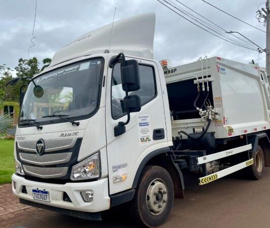 SÃO BENTO: Destinado por Eduardo Gomes, caminhão compactador de lixo chega ao município e reforçará limpeza urbana