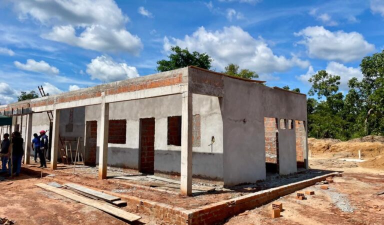 SÃO BENTO: Construção de escola avança na Aldeia Mata Verde. Paulo Wanderson vistoria obra