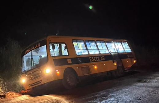 BICO DO PAPAGAIO: Ônibus com estudantes quase sofre acidente na TO-404 e expõe precariedade da rodovia