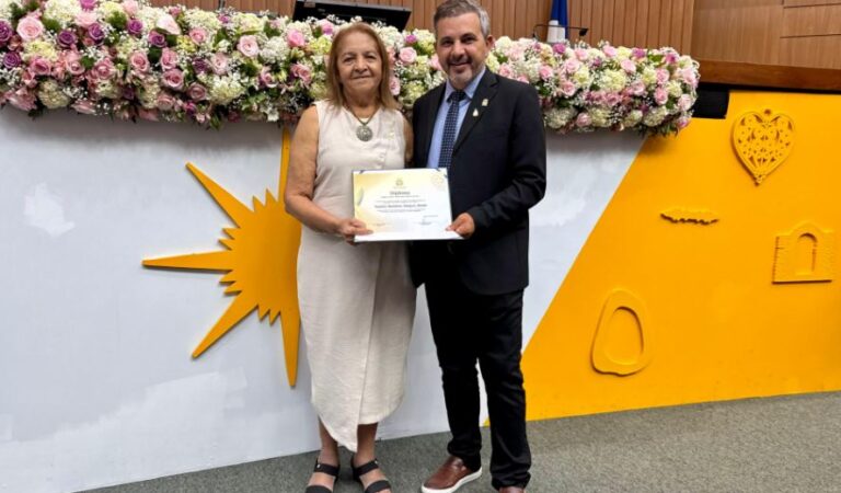 Em sessão solene pelo Dia da Mulher, Wiston Gomes presta homenagem à professora Irenildes Madalena Marques Amado