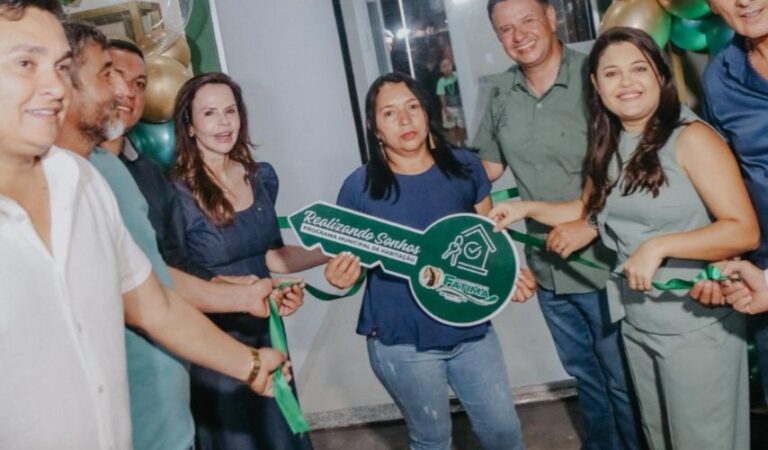 Com investimento de R$ 1,5 milhão destinado pela senadora Professora Dorinha, Fátima realiza entrega histórica de 55 casas populares