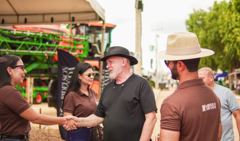 Mauro Carlesse visita a Agrotins 2026 e lembra recorde histórico de R$ 2,5 bilhões em negócios durante sua gestão