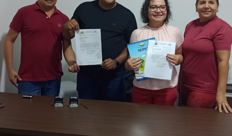 ARAGUATINS: Ulissevânia Sales protocola novo PCCR da Educação na Câmara Municipal