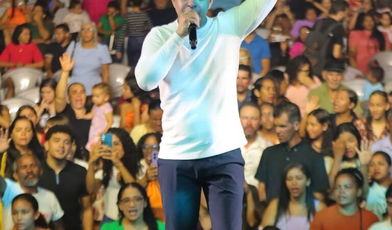 ARAGUATINS: Show gospel com cantor Samuel marca noite evangélica na Expoatins