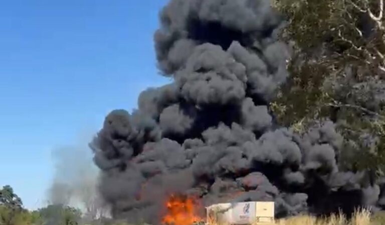 Duas carretas pegam fogo após colisão na BR-153 entre Crixás do Tocantins e Gurupi; veja vídeo