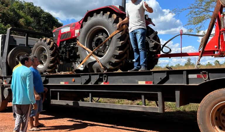 ARAGUATINS: Toinho Andrade e Dr. Ricardo Madalena viabilizam trator para a Vila Planalto; Abmael Murad acompanha entrega
