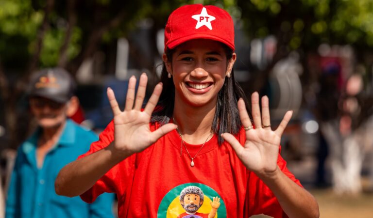 ARAGUATINS: Aos 23 anos, jovem camponesa do PT enfrenta adversidades em campanha e se destaca na disputa para deputada federal