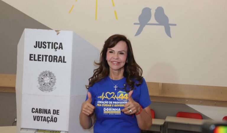 Professora Dorinha chega para votar e fala da expectativa de ser a primeira governadora do Tocantins