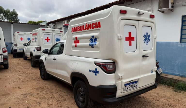 ARAGUATINS: Três ambulâncias e uma Hilux chegam ao município com recursos destinados por Wiston Gomes